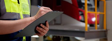 İstasyon, ulaşım ve altyapı panosundaki planlama ve yazma belgesi için elektrik trenini kontrol eden mühendis ya da işçinin yakın elleri, müfettiş kontrol servis taşımacılığı.