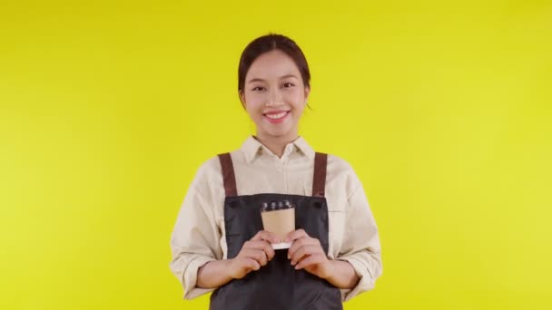 Retrato Jovem Asiático Barista Mulher Vestindo Avental Dando Xícara Café — Vídeo de Stock