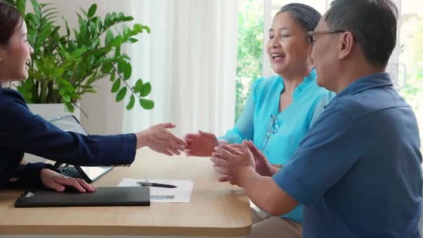 Asiático Casal Sênior Aperto Mão Com Agente Seguro Vida Saúde — Vídeo de Stock
