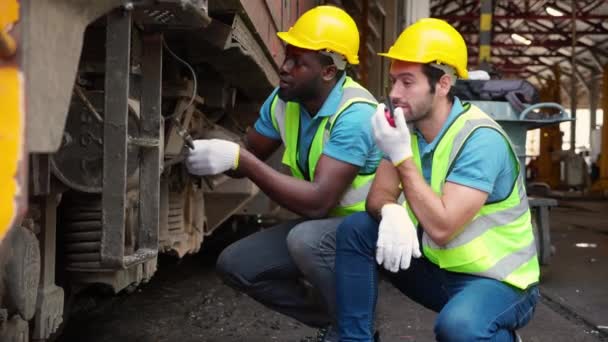 Молодий Кавказький Чорний Інженер Обслуговує Ремонтує Поїзд Дизельний Двигун Використовуючи — стокове відео
