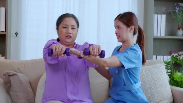 Mujer Cuidadora Asiática Enfermera Entrenando Una Mujer Mayor Levantando Mancuerna — Vídeo de stock