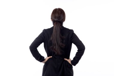 Beyaz arka planda tek başına duran takım elbiseli güzel iş kadını. Genç Asyalı iş kadını yönetici ya da yönetici. Kendine güveni tam ve başarılı..