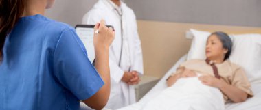 Uzman doktor ve hemşire, hastanedeki, tıbbi ve hasta olan yaşlı hastalara, tabletteki tıbbi ve sağlık hizmetlerine, hastalıklara, yaşlılara ve sağlıksızlığa ilişkin teşhislere,.