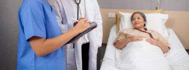 Uzman doktor ve hemşire, hastanedeki, tıbbi ve hasta olan yaşlı hastalara, tabletteki tıbbi ve sağlık hizmetlerine, hastalıklara, yaşlılara ve sağlıksızlığa ilişkin teşhislere,.