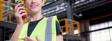 Kafkasyalı genç bir mühendis, radyo komutası altında çalışan bir işçiyle birlikte istasyon, ulaşım ve altyapı planlaması için elektirikli treni kontrol ediyor..