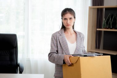 Karton kutu taşıyan ya da sıkıntılı ve stresli bir yere ait olan genç kadın portresi, umutsuzluktan işten atılırken, iş kadını umutsuz ve üzgün bir şekilde istifa ediyor, iş ve işsizlik.