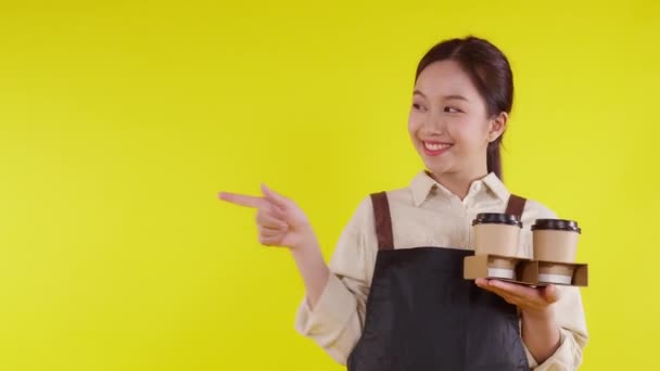 Retrato Jovem Asiático Barista Mulher Vestindo Avental Segurando Xícara Café — Vídeo de Stock