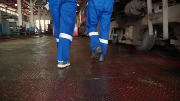 Ingeniero Piernas Primer Plano Hombre Mujer Mantenimiento Reparación Tren Diesel — Vídeo de stock