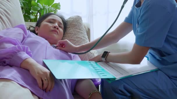 스테로스코프를 간호사 간호사는 문서에 소파에 누워있는 여성과 박동을 의사는 보험으로 — 비디오