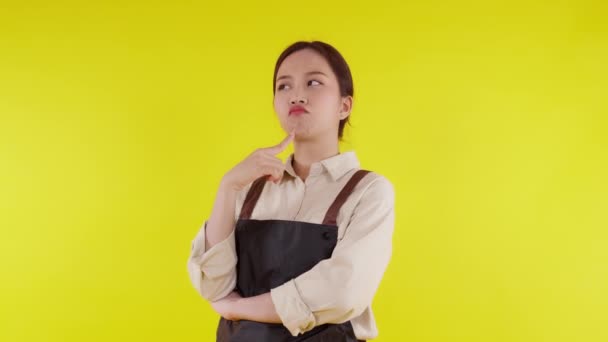 Retrato Jovem Ásia Barista Mulher Vestindo Avental Gesto Pensamento Ideia — Vídeo de Stock