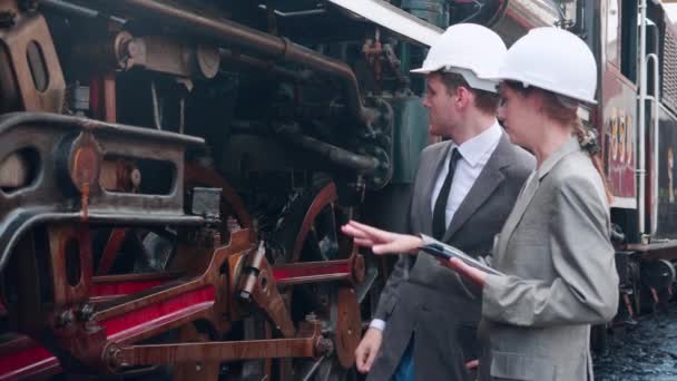 Fiatal Kaukázusi Mérnök Férfi Öltönyben Ellenőrzi Vonatot Táblagéppel Állomáson Csapatmérnök — Stock videók