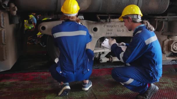Joven Ingeniero Caucásico Hombre Mujer Mantenimiento Reparación Tren Diesel Motor — Vídeo de stock