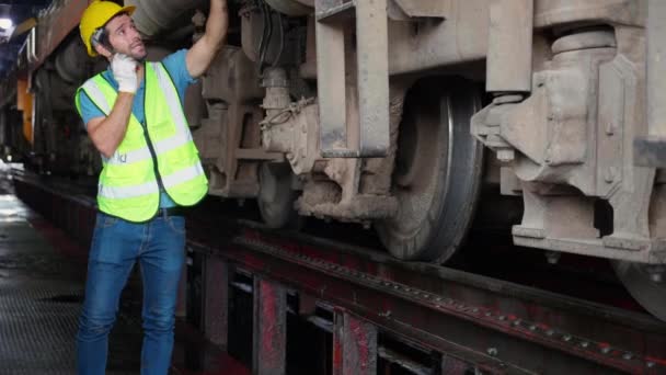 Junge Kaukasische Ingenieur Mann Wartung Und Reparatur Zug Dieselmotor Während — Stockvideo