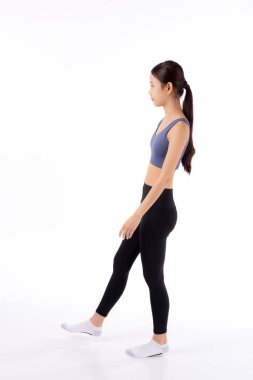 Spor kıyafetleriyle gezen genç Asyalı güzel bir kadının portresi izole edilmiş beyaz arka plan, spor ve sağlık için egzersiz, kendine güvenen ve sağlıklı bir kadın, yan görüş..
