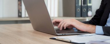 Modern ofiste başarı için dizüstü bilgisayar planlamasını kullanan Kafkasyalı genç işadamı, pazarlama, yürütme ya da yöneticilik yapan iş adamı, yakışıklı, iş konseptine sahip..