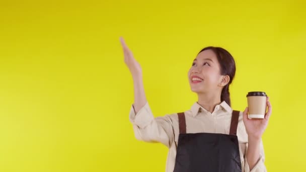 Retrato Jovem Asiático Barista Mulher Vestindo Avental Segurando Xícara Café — Vídeo de Stock