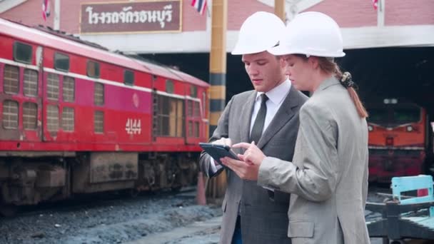 Joven Ingeniero Caucásico Hombre Mujer Traje Tren Comprobación Con Tableta — Vídeo de stock