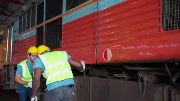 Motor Diesel Caucásico Negro Joven Del Tren Del Mantenimiento Reparación — Vídeo de stock