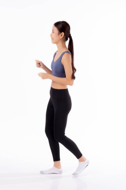 Spor kıyafetleri içinde koşan güzel Asyalı bir kadının portresi izole edilmiş beyaz arka plan, spor ve sağlık için egzersiz, kendinden emin ve sağlıklı koşan bir kadın, sağlık için hobi..