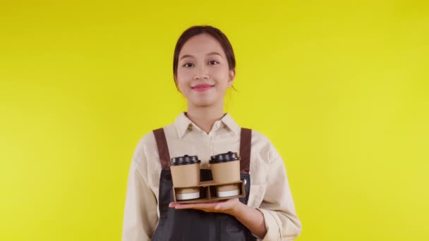 Portret Młoda Azjatycka Barista Kobieta Fartuchu Trzyma Filiżankę Kawy Prezentuje — Wideo stockowe