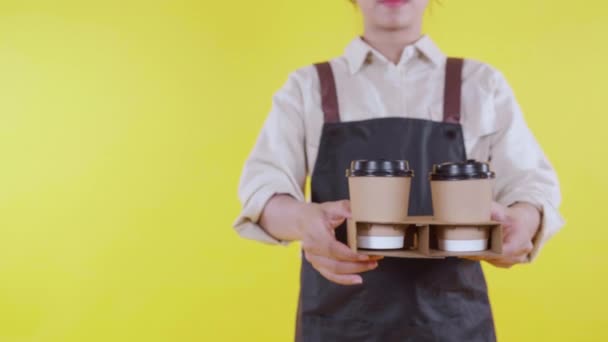 Крупный План Руки Молодой Азиатской Бариста Фартуке Давая Чашку Кофе — стоковое видео