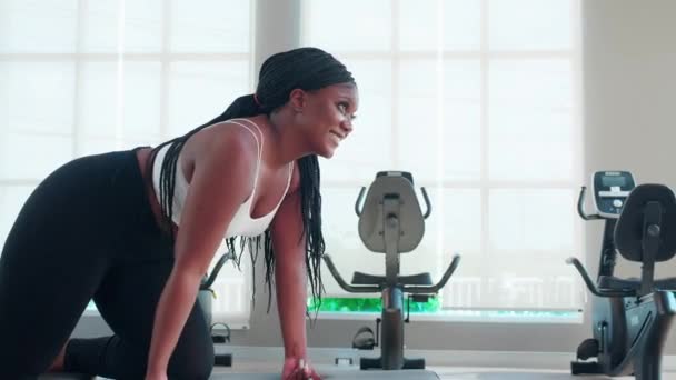 年轻黑人妇女在健身馆为健美健美健美者进行哑铃举重训练或锻炼 妇女进行举重以增强肌肉和动力 运动理念 — 图库视频影像