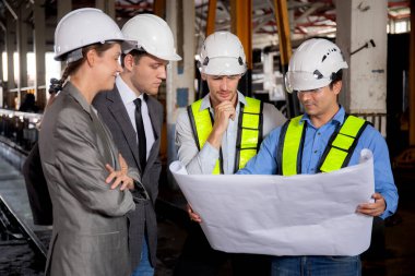Kafkasyalı genç mühendis ve kadın tren kontrol odasındaki planlar, ekip mühendisi sistem taşımacılığı, altyapı, ulaşım ve endüstri teknisyenleri..