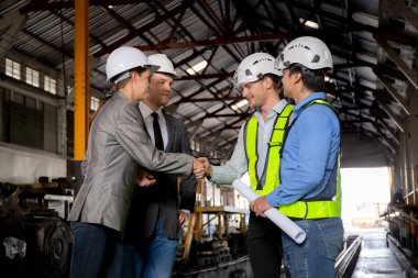 Genç Kafkasyalı mühendis ve ortak tren istasyonunda anlaşma ve el sıkışma yaparken, ekip teknisyeni ve ortaklığı el sıkışırken, ulaşım kavramını kontrol ediyor ve inceliyor..