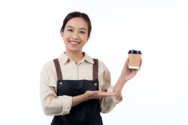 Önlük takan Asyalı genç baristanın portresi ve izole edilmiş beyaz arka plan sunumu, garson ya da girişimci neşeli ve gösterişli, küçük işletme ya da girişim, kafe garsonu.