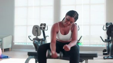 Genç siyahi kadın antrenman ya da vücut geliştirme için halter kaldırma egzersizi spor salonunda güçlü halter, kas ve motivasyon için halter çalışan kadın, spor konsepti..