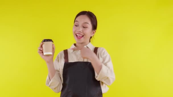 Porträtt Ung Asiatisk Barista Kvinna Bär Förkläde Med Kaffekopp Och — Stockvideo