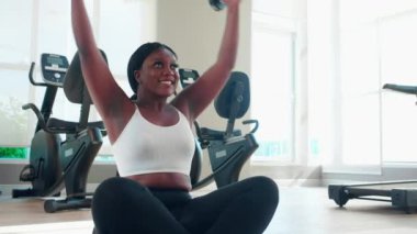 Genç siyahi kadın antrenman ya da vücut geliştirme için halter kaldırma egzersizi spor salonunda güçlü halter, kas ve motivasyon için halter çalışan kadın, spor konsepti..