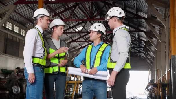 Команда Молодих Кавказьких Інженерів Партнерів Перевіряє Вивчає Поїзд Під Час — стокове відео