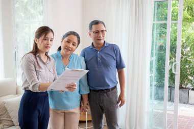 Mutlu çift yeni bir ev ararken Ajan Gayrimenkul açıklama ve ziyaret, emlakçı kira konut, bankacılık ve ipotek memurları, iş ve sigorta kavramı hakkında müşteri konuşuyor.