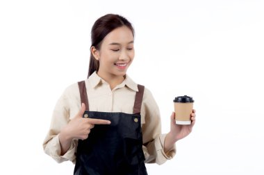 Önlük takan Asyalı genç baristanın portresi ve izole edilmiş beyaz arka plan sunumu, garson ya da girişimci neşeli ve gösterişli, küçük işletme ya da girişim, kafe garsonu.