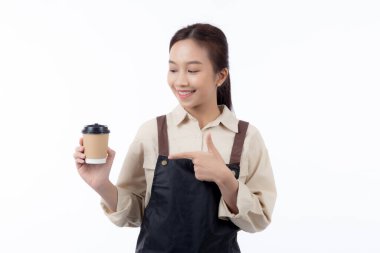 Önlük takan Asyalı genç baristanın portresi ve izole edilmiş beyaz arka plan sunumu, garson ya da girişimci neşeli ve gösterişli, küçük işletme ya da girişim, kafe garsonu.