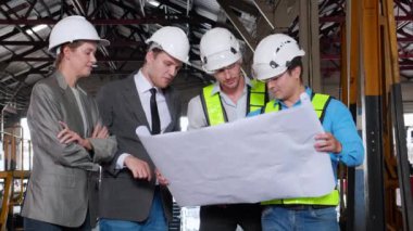Kafkasyalı genç mühendis ve kadın tren kontrol odasındaki planlar, ekip mühendisi sistem taşımacılığı, altyapı, ulaşım ve endüstri teknisyenleri..