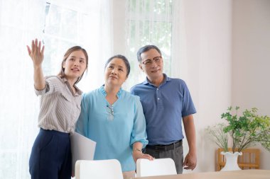 Mutlu çift yeni bir ev ararken Ajan Gayrimenkul açıklama ve ziyaret, emlakçı kira konut, bankacılık ve ipotek memurları, iş ve sigorta kavramı hakkında müşteri konuşuyor.