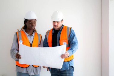 İnşaat alanı, müteahhit ya da müteahhit, proje geliştirme evini inceleyip kontrol eden inşaat planlama ve teftiş planı takan mimar ya da mühendis ekibi.