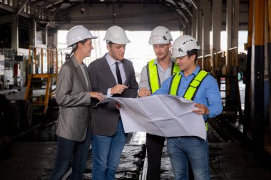 Kafkasyalı genç mühendis ve kadın tren kontrol odasındaki planlar, ekip mühendisi sistem taşımacılığı, altyapı, ulaşım ve endüstri teknisyenleri..