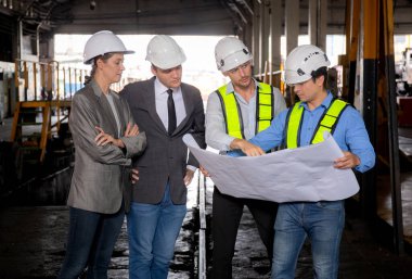 Kafkasyalı genç mühendis ve kadın tren kontrol odasındaki planlar, ekip mühendisi sistem taşımacılığı, altyapı, ulaşım ve endüstri teknisyenleri..