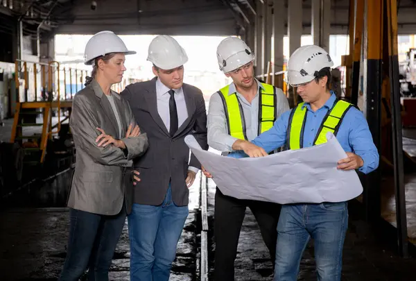 Kafkasyalı genç mühendis ve kadın tren kontrol odasındaki planlar, ekip mühendisi sistem taşımacılığı, altyapı, ulaşım ve endüstri teknisyenleri..