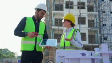Genç mühendis ya da mimar takımı inşaat sahasında güneş paneli kurma ve planlama, mühendis güneş hücresi kurulumu için partnerle konuşuyor ve tartışıyor, endüstri konsepti.