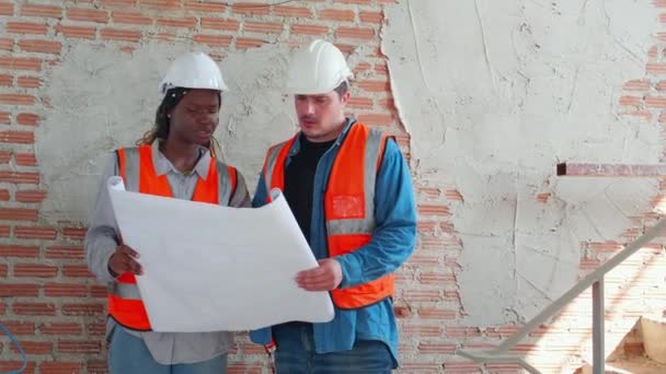 Équipe Architectes Ingénieurs Portant Casque Rigide Pour Inspection Planification Construction — Video
