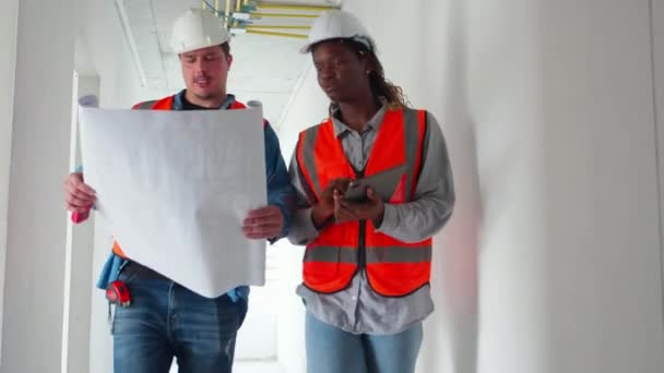 Команда Архітектора Або Інженера Шукає План Інспекції Планування Будівництва Будівельному — стокове відео