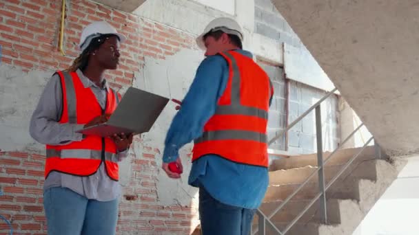 Команда Архітектора Або Інженера Шукає Ноутбук Перевірки Планування Будівництва Будівельному — стокове відео