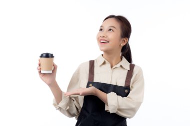 Önlük takan Asyalı genç baristanın portresi ve izole edilmiş beyaz arka plan sunumu, garson ya da girişimci neşeli ve gösterişli, küçük işletme ya da girişim, kafe garsonu.