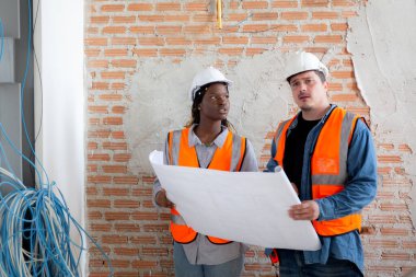 İnşaat alanı, müteahhit ya da müteahhit, proje geliştirme evini inceleyip kontrol eden inşaat planlama ve teftiş planı takan mimar ya da mühendis ekibi.
