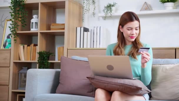 Jeune Femme Asiatique Assis Sur Canapé Utilisant Ordinateur Portable Shopping — Video