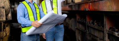 Kafkasyalı genç mühendis, tren planlarını kontrol ediyor. Ekip mühendisi, sistem ulaşımını denetliyor. Teknisyen, altyapı, ulaşım ve endüstri kavramını inceliyor..